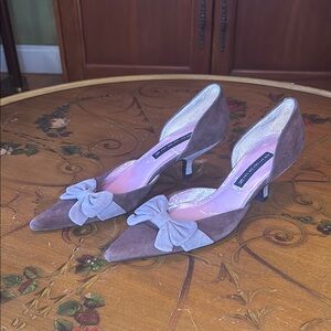 Pointed toe kitten heels with bow